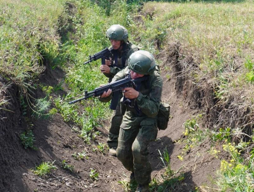 Новобранцы Южного военного округа отработали штурм окопов в ходе интенсивной подготовки
