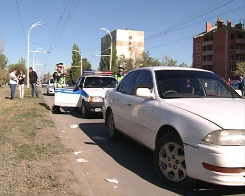 В Волгодонске пьяный водитель заперся в авто, кривлялся и демонстративно пил алкоголь на глазах у полиции