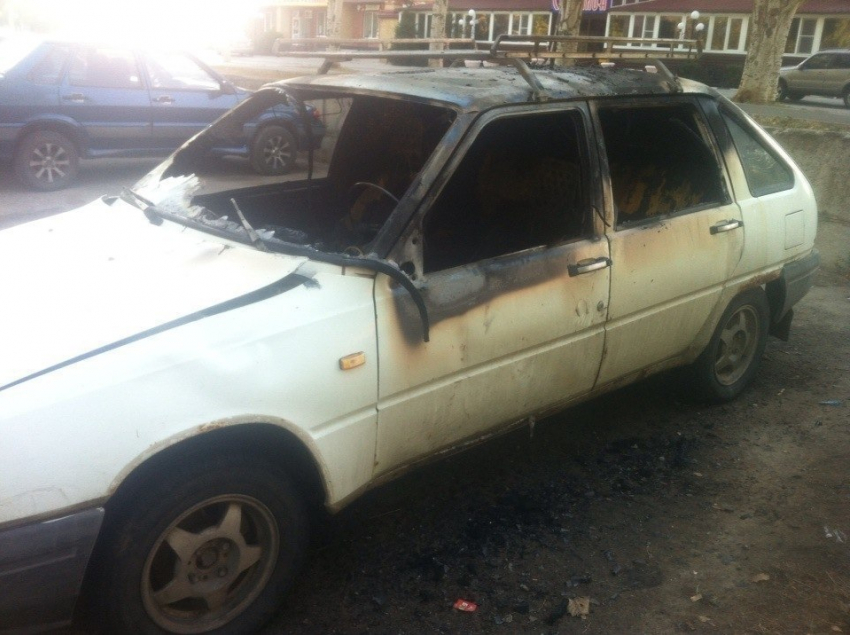 Ночью в Волгодонске сожгли машину и пытались поджечь отделение Сбербанка