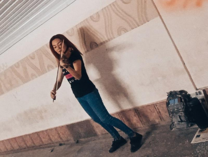 Талантливая скрипачка в подземном переходе у вокзала впечатлила гостей Волгодонска 