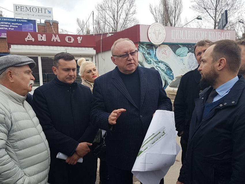 Депутаты Волгодонска осмотрели строящийся объект на торговой площади и высказали застройщику массу недовольств