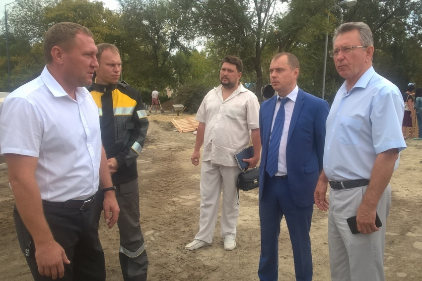 Как проходит реконструкция сквера «Дружба» увидел министр ЖКХ Дона