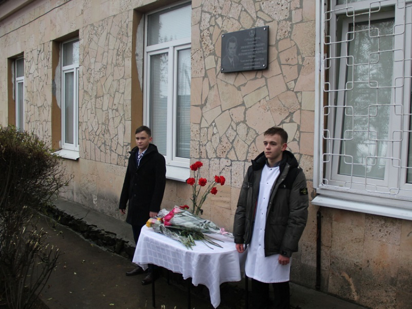 Мемориальная доска в память о легендарном директоре медколледжа Викторе  Лобове появилась в Волгодонске