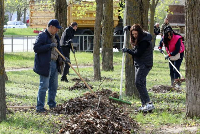 Более 5 тысяч волгодонцев вышли на субботник и собрали почти тонну мусора