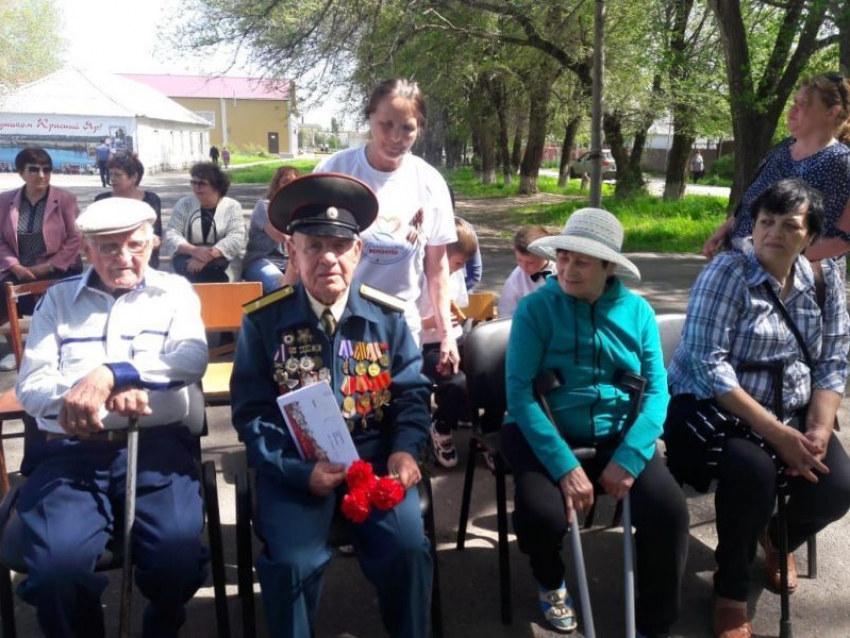 Пешие прогулки с ветеранами провели «серебряные» волонтеры Волгодонска