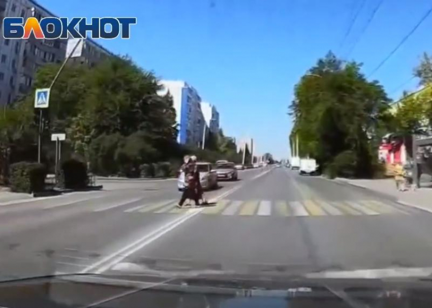 «Инстинкт самосохранения где?»: рискуя жизнью, женщины переходили дорогу на красный