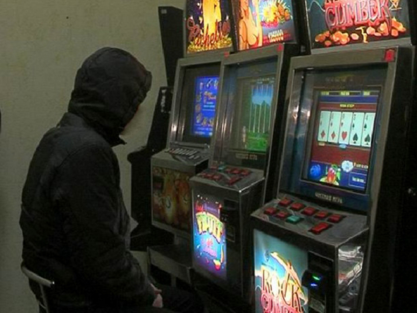 Волгодонца пенсионного возраста, проигравшего в игровые автоматы около полу миллиона рублей, нашли с порезанными венами 