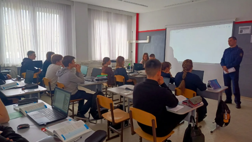 Офицер-следователь из Морозовска предупредил школьников об экстремизме в сети