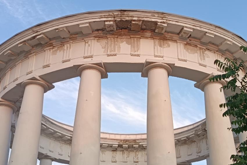 Власти Цимлянска ответили на возмущения горожан по поводу состояния Ротонды в Приморском парке