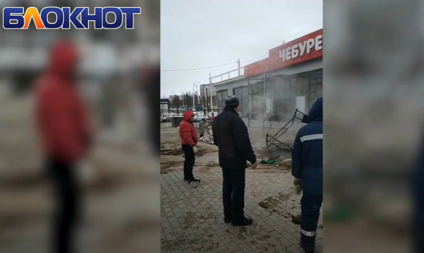 Провал на Торговой площади образовался из-за аварии на теплотрассе в Волгодонске 