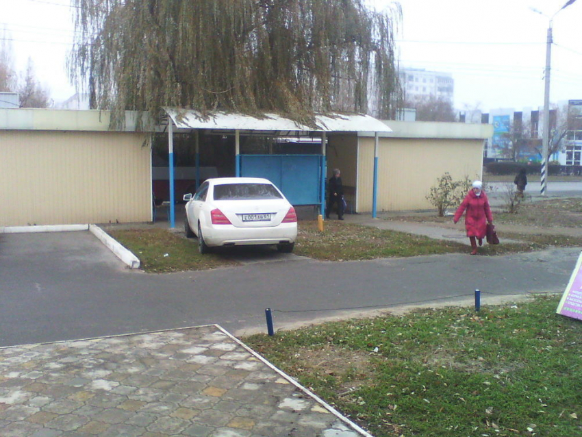В Волгодонске водитель VIP-автомобиля нагло припарковался на газоне за остановкой
