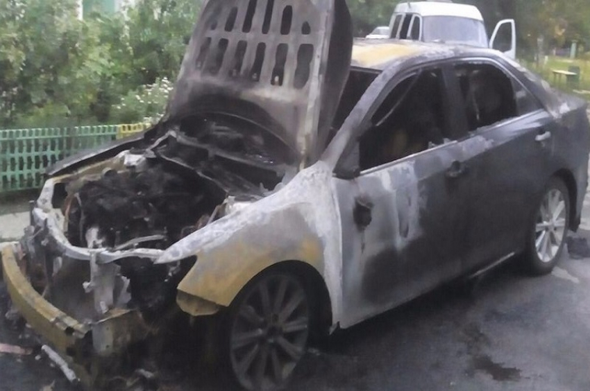 В Волгодонске на В-5 сожгли «Тойоту-Камри»