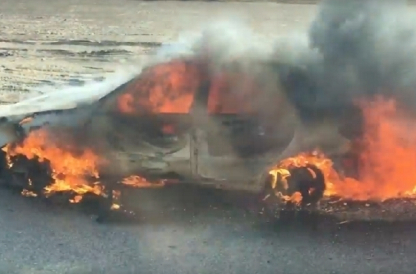 Полыхающий автомобиль на трассе Ростов-Волгодонск попал на видео