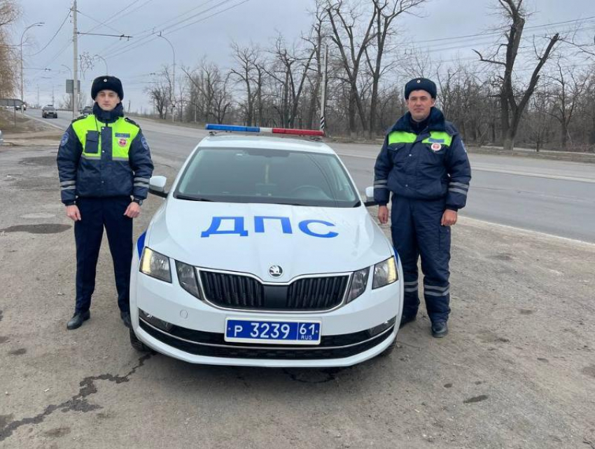 Экстренно доставили женщину в больницу: сотрудники ДПС помогли жительнице Морозовского района 