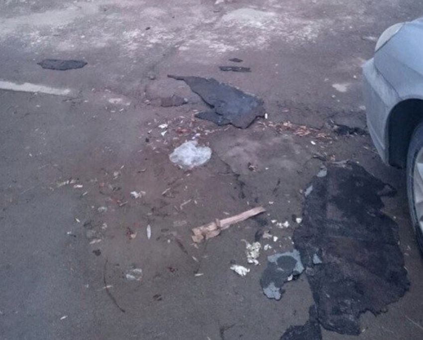 В Волгодонске на припаркованный возле девятиэтажки  автомобиль свалился кусок крыши
