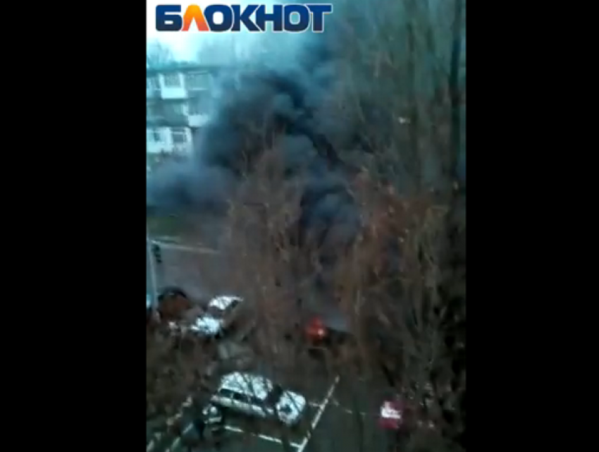 Черный столб дыма из горящей трансформаторной будки в спальном микрорайоне Волгодонска сняли на видео очевидцы  