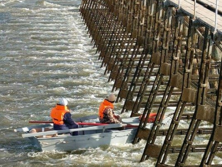 Со дна Дона подняли плотину и перегородили  ею реку 