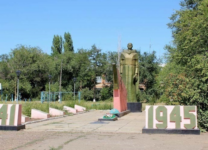  Житель Дубовского района попросил губернатора отремонтировать воинский мемориал