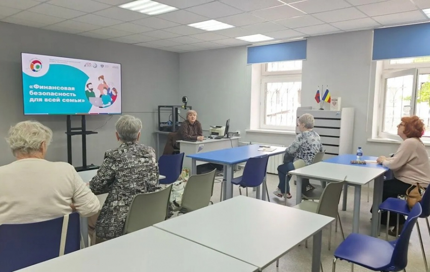 Методам обмана хитрых телефонных мошенников обучили группу пенсионеров в Волгодонске