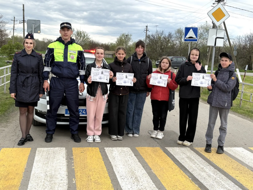 Сотрудники ГАИ провели лекцию для школьников в хуторе Морозов о безопасности дорожного движения