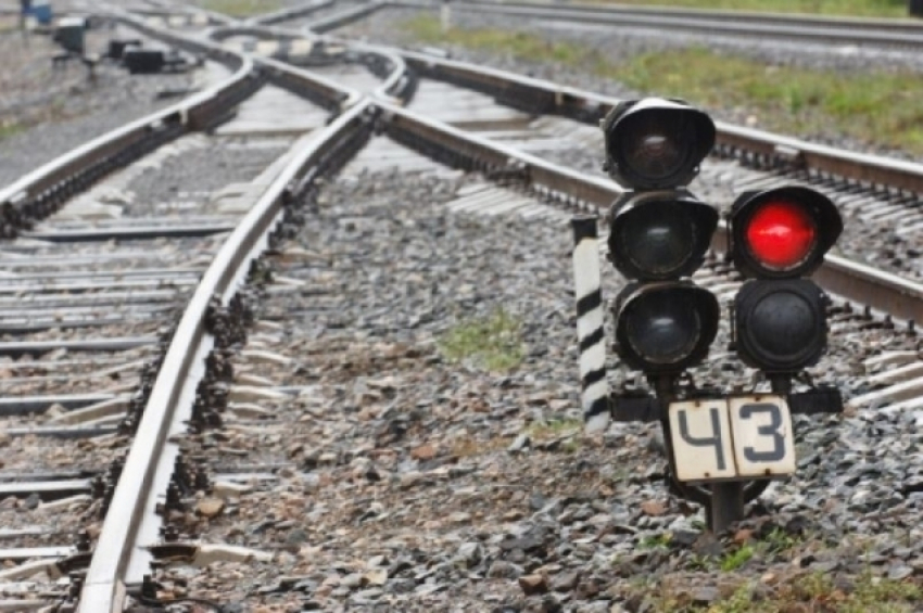 Плохое настроение подвигло мужчину разбить светофоры по пути следования поезда «Ростов-Волгодонская»