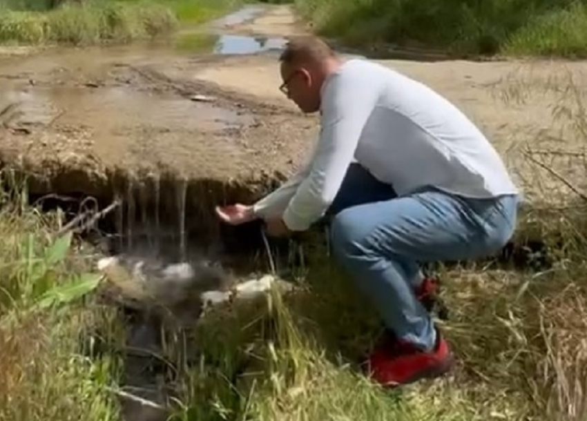 Чистой воды на 3 миллиона рублей из дырявой трубы слил Водоканал в Цимлянское водохранилище