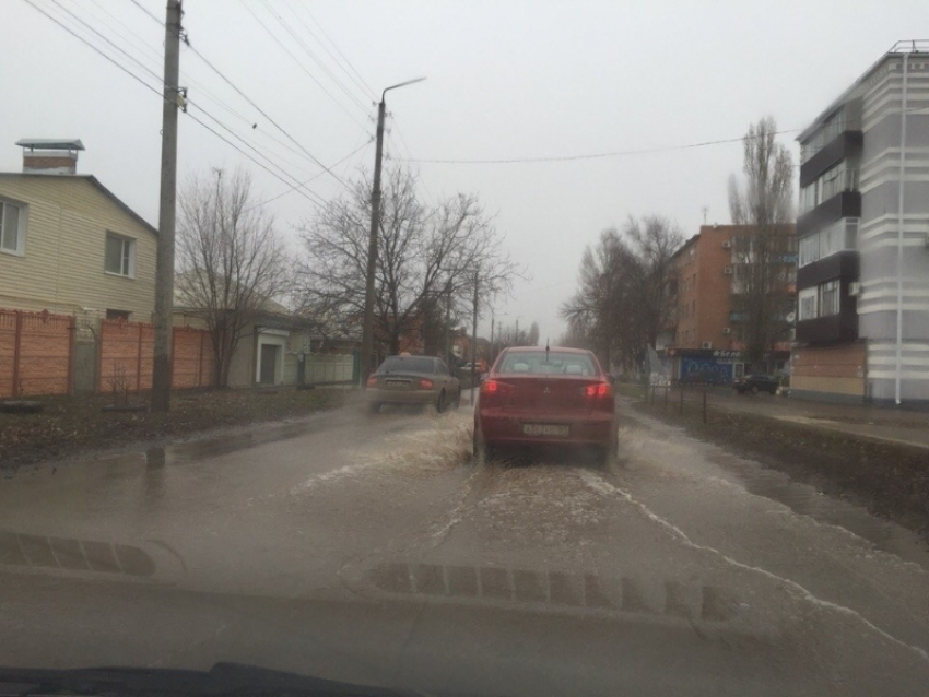 В Волгодонске из-за прорыва водовода затопило часть улицы Горького