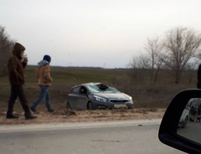Серьезная авария на въезде в Волгодонск, две машины в кювете 
