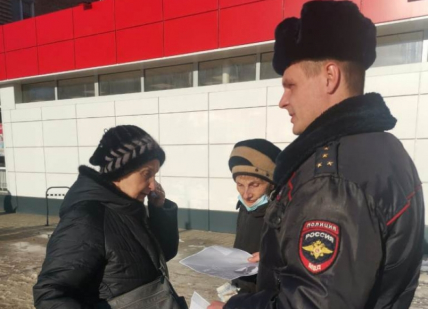 Полицейские рассказали жителям Волгодонска, как не стать жертвой телефонных мошенников