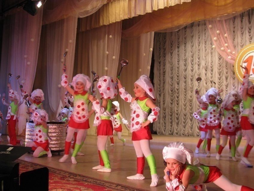 Волгодонский ансамбль «Жемчужины Дона» пригласил на свой день рождения самых маленьких танцоров города