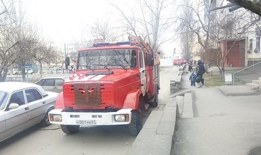 В Волгодонске на Строителей три пожарные машины тушили мусоропровод