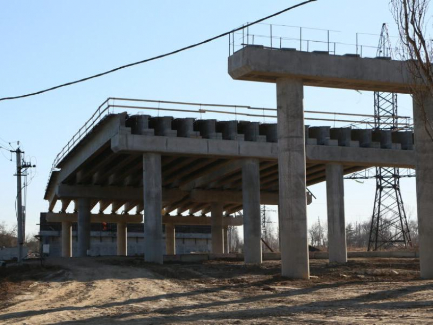 Первые пролеты установили на участке эстакады через железную дорогу в Волгодонске