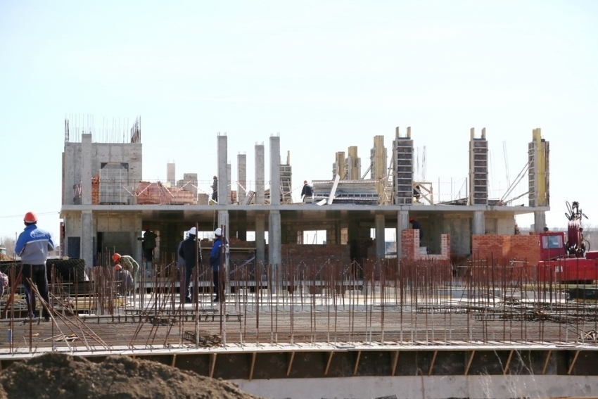 Затянувшееся строительство детского сада в Красном Яру планируют завершить осенью 