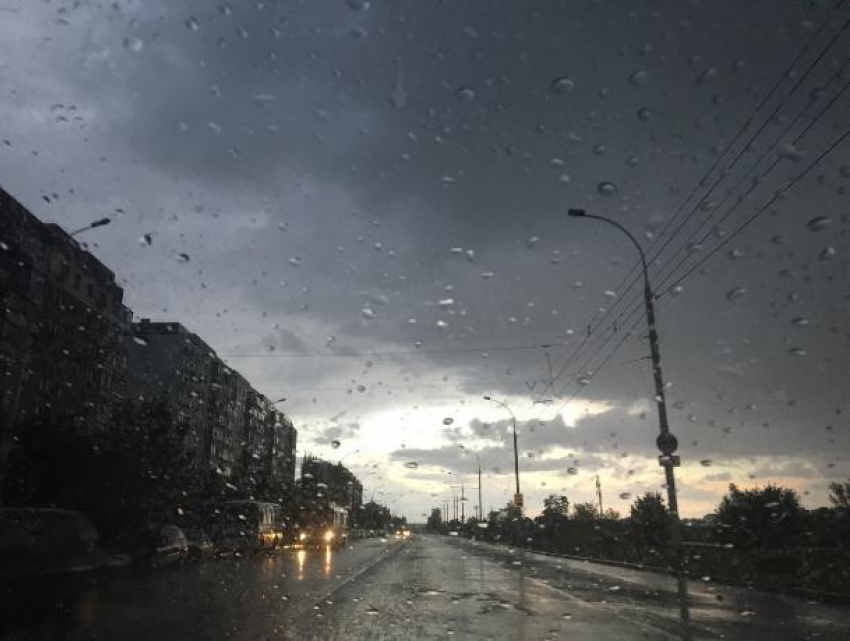 Обложной дождь и сильные порывы ветра ожидаются во вторник в Волгодонске