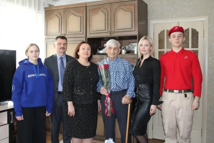 В Волгодонском районе ветерана Великой Отечественной войны поздравили с Днем защитника Отечества
