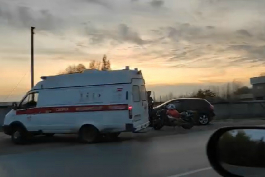 27-летний мотоциклист врезался в «Ленд Крузер» в Волгодонске 