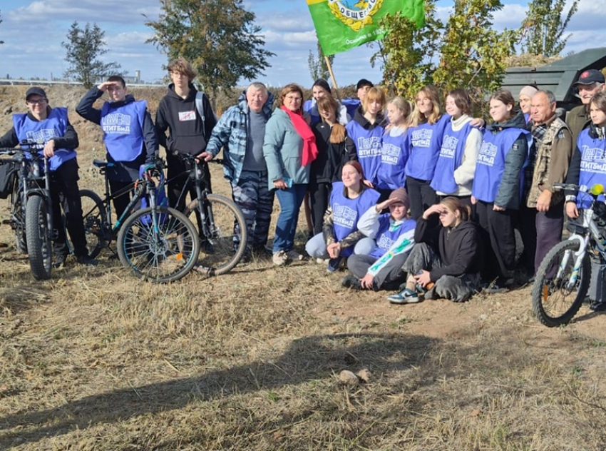 Ответственные студенты и экологи провели большую уборку сквера у Сухо-Соленовского залива