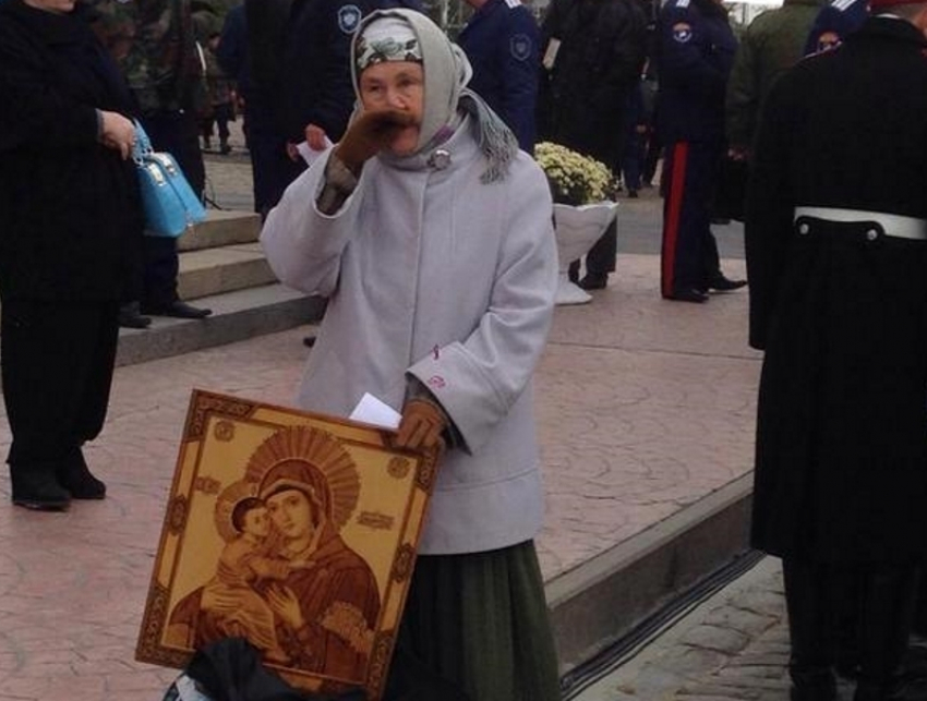 Пенсионерка из Волгодонска провела несколько часов на холоде в надежде подарить икону Патриарху Кириллу
