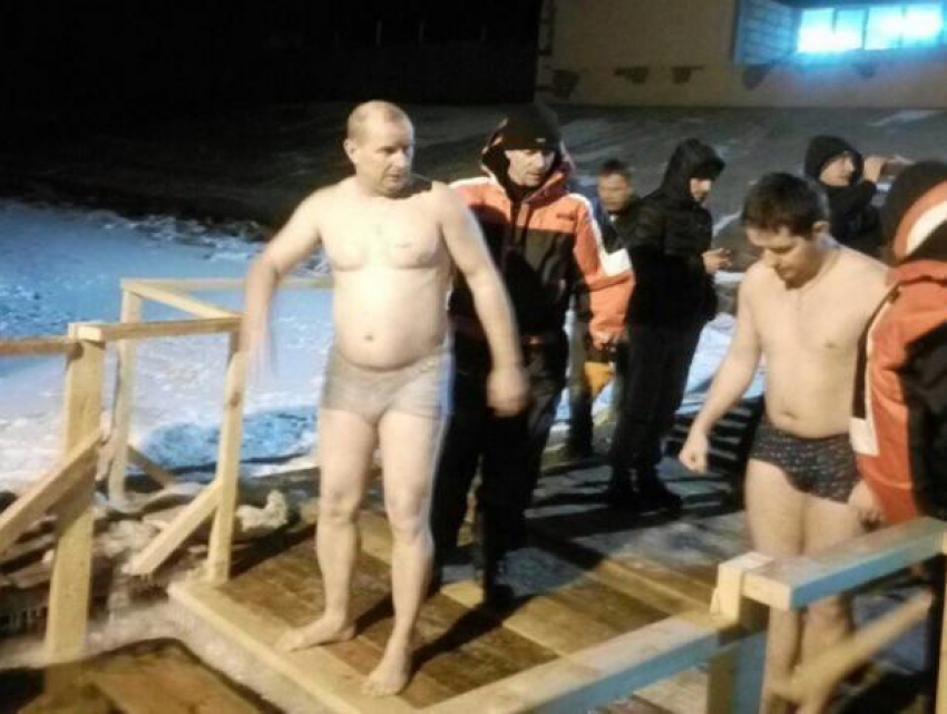 Около тысячи волгодонцев окунулись в ледяную купель за минувшую ночь