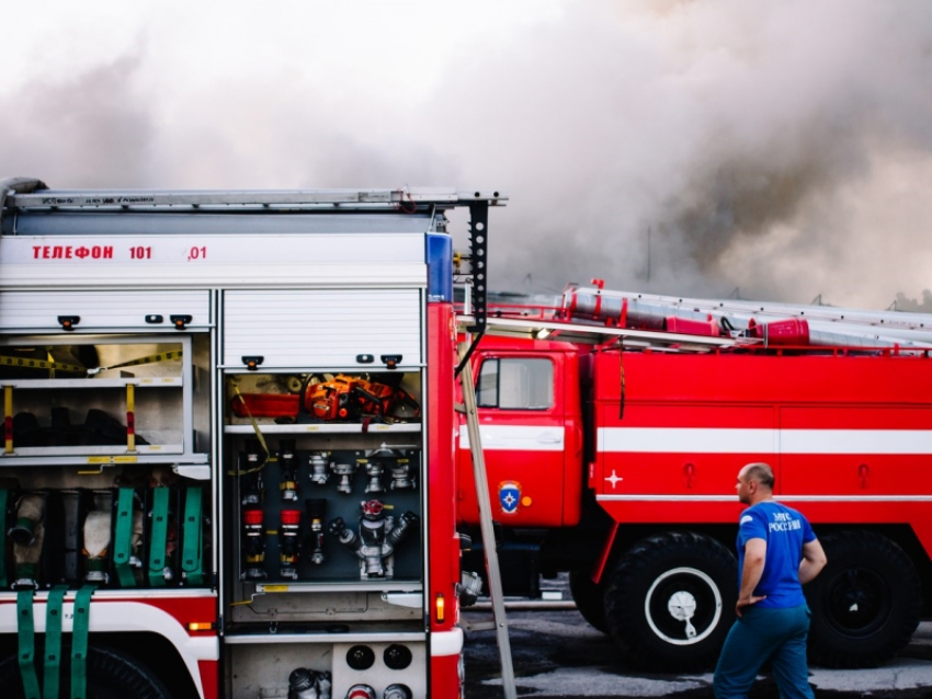 Восемь пожарных тушили загоревшуюся «Волгу» в станице Романовской