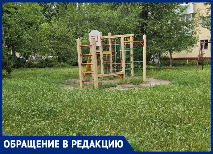 «Трава уже выросла по колено!»: жители возмущены состоянием детской площадки на улице Ленина