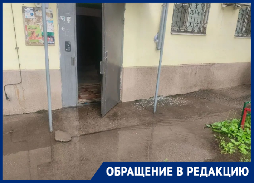 «После дождя у нас океан»: жители дома на Ленина, 92 в Волгодонске просят о помощи