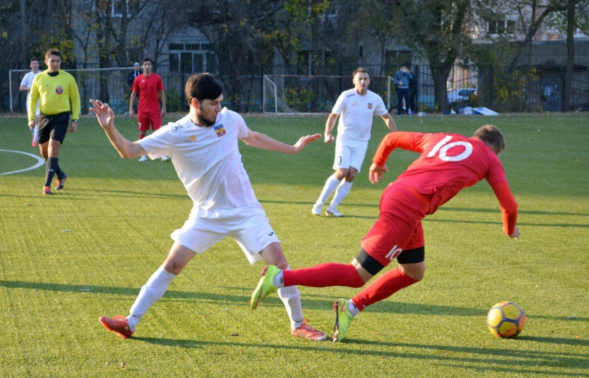  Волгодонские футболисты обыграли аксайцев со счетом 3:1 