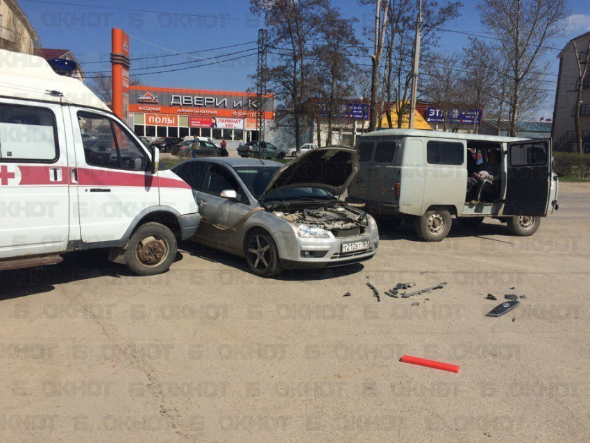 Водитель «Форда» угодил под буксировочный трос, пытаясь проскочить между машинами скорой помощи в Волгодонске 