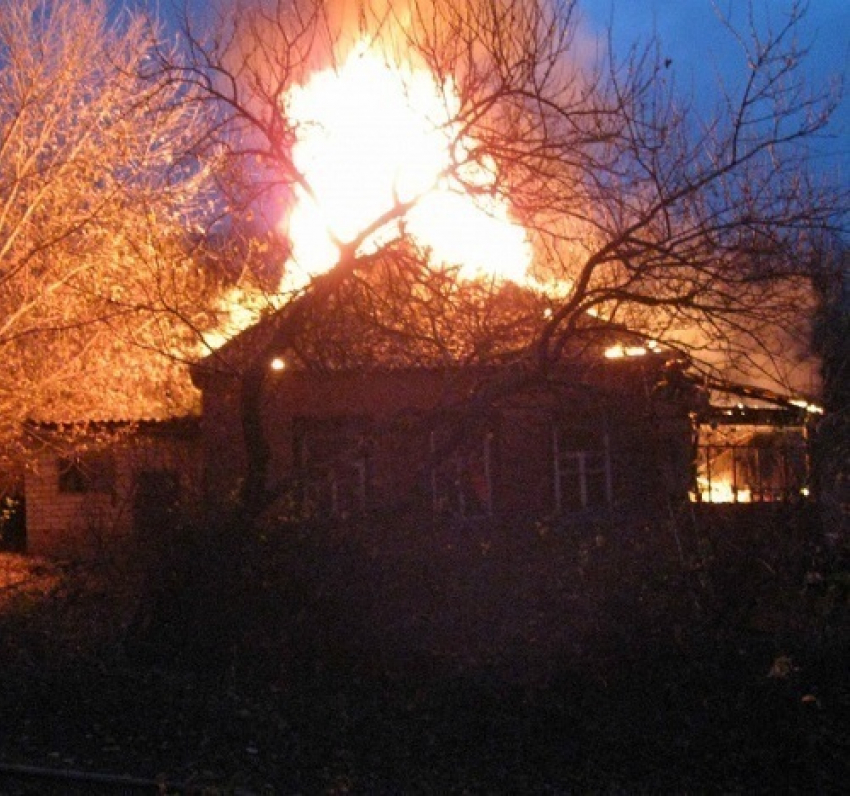В Морозовске сгорел жилой дом