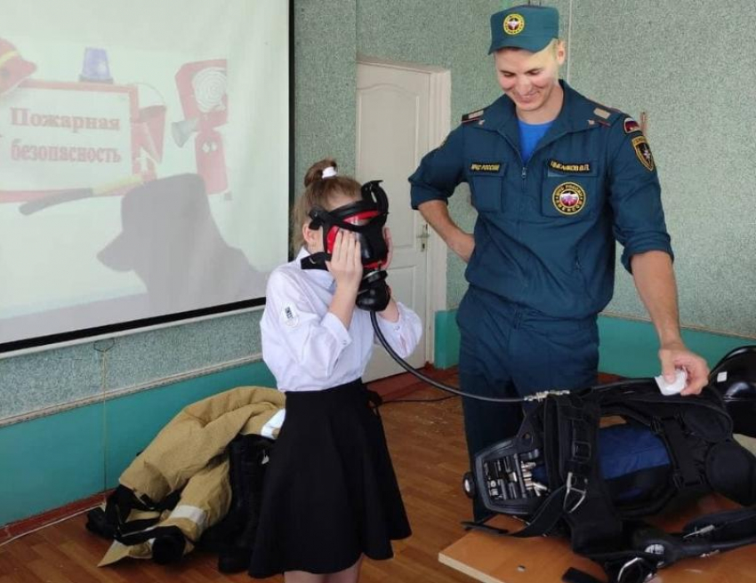  Волгодонским школьникам рассказали о пожарной безопасности и дали примерить боевую одежду