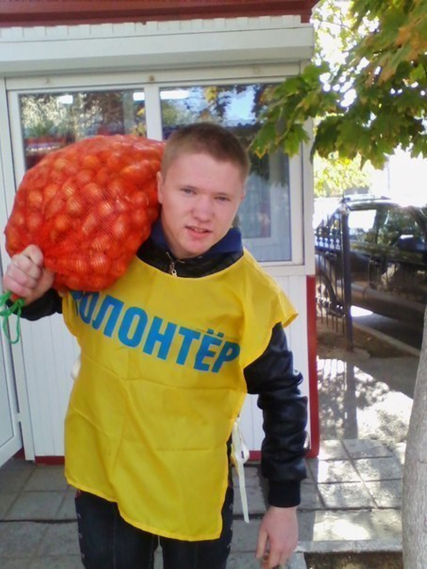 В Волгодонске волонтеры помогли пенсионерам донести сумки с продуктами
