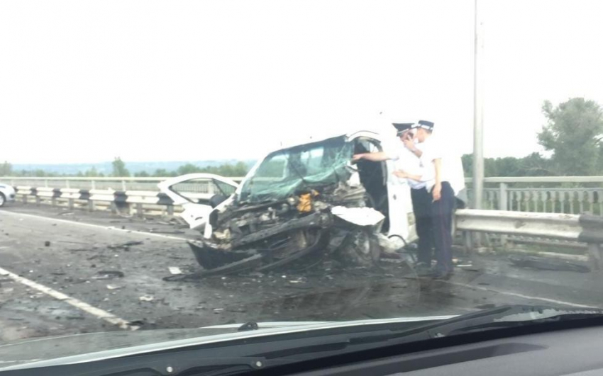 Скончался водитель «Пежо", попавший в аварию на мосту через Сухую под Волгодонском
