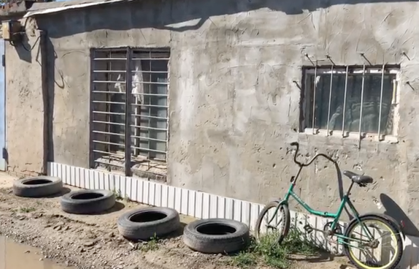 2-летняя девочка живет в жутком гараже недалеко от кладбища в Волгодонске