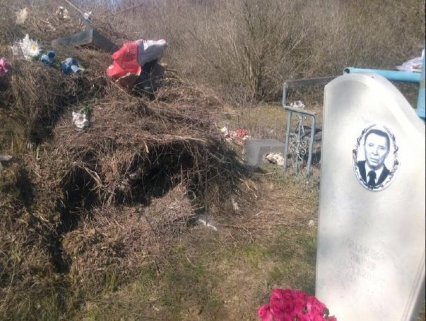 Свалку отходов рядом с могилой ветерана ВОВ устроили на кладбище Волгодонска